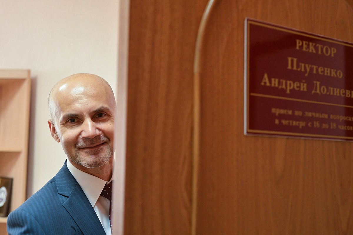 24 кадра из рабочего дня руководителя АмГУ