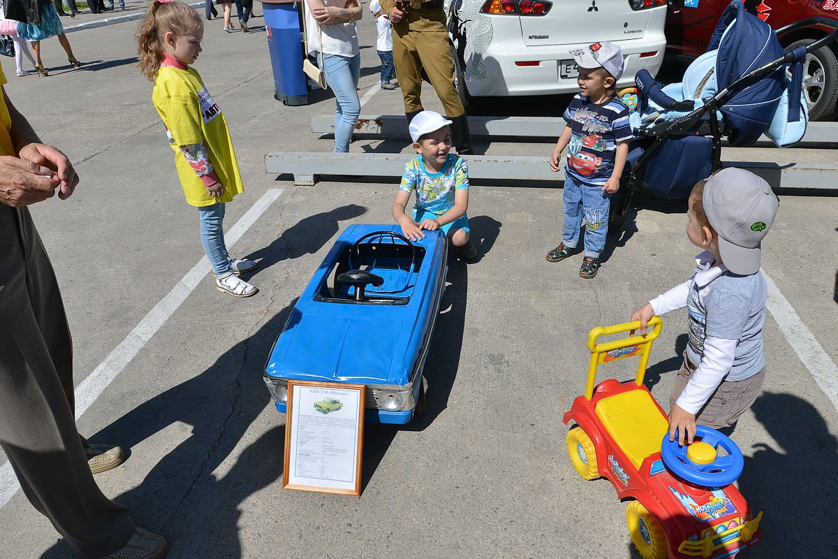 На параде ретромобилей в Благовещенске показали детский «москвич». Фоторепортаж