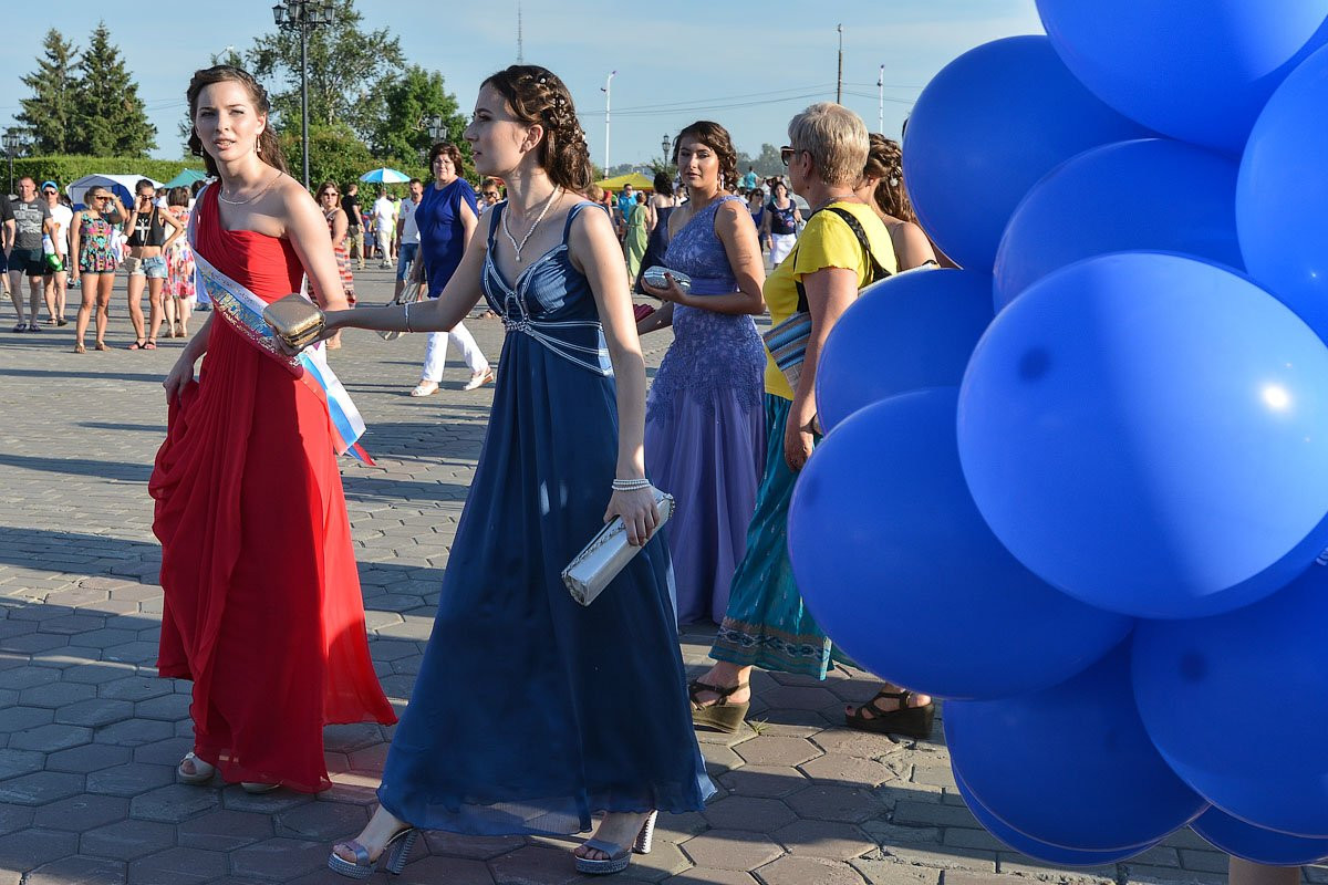 Для благовещенских выпускников устроили общегородской бал