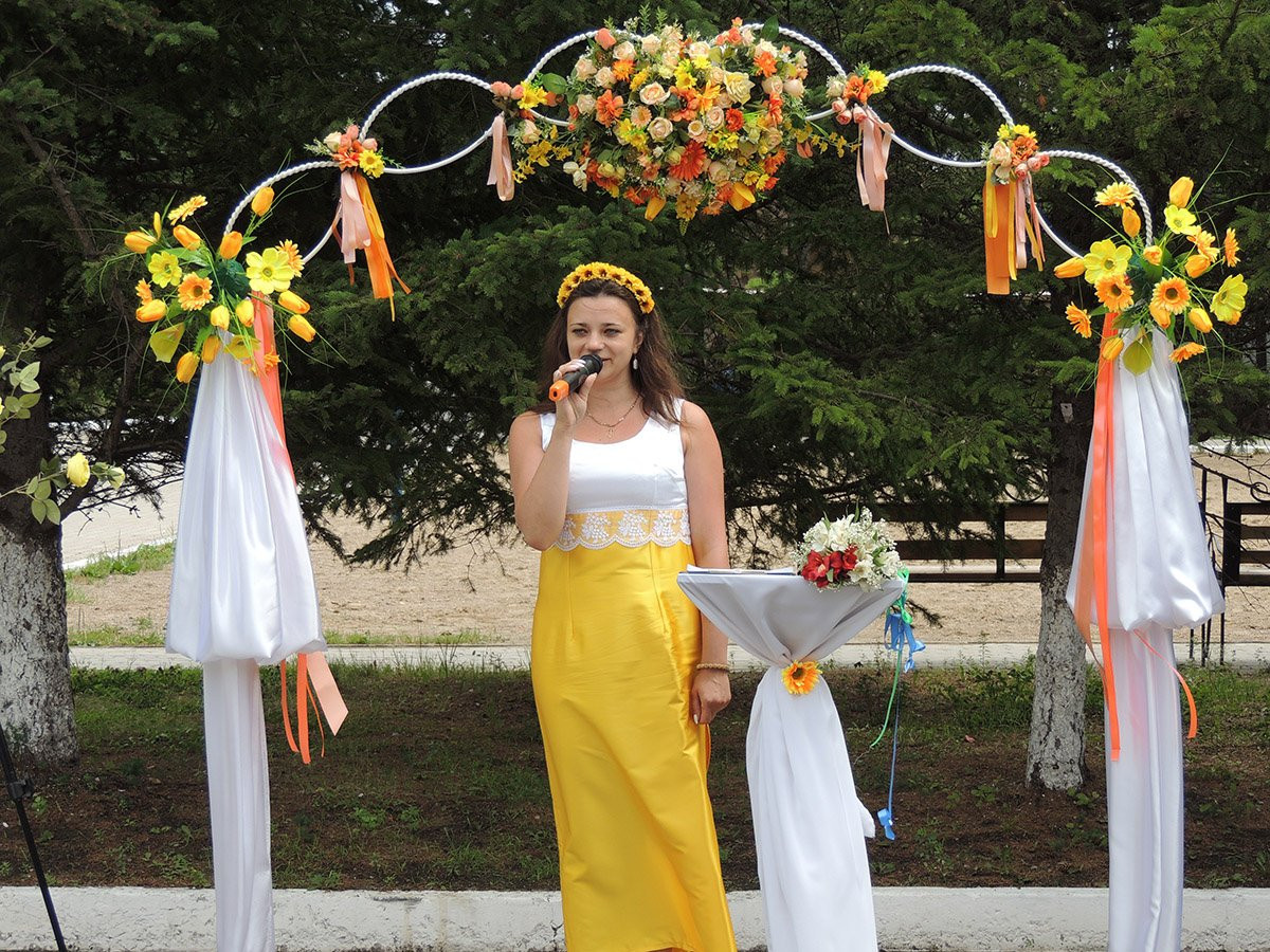 В амурской столице торжественно поженили лошадей