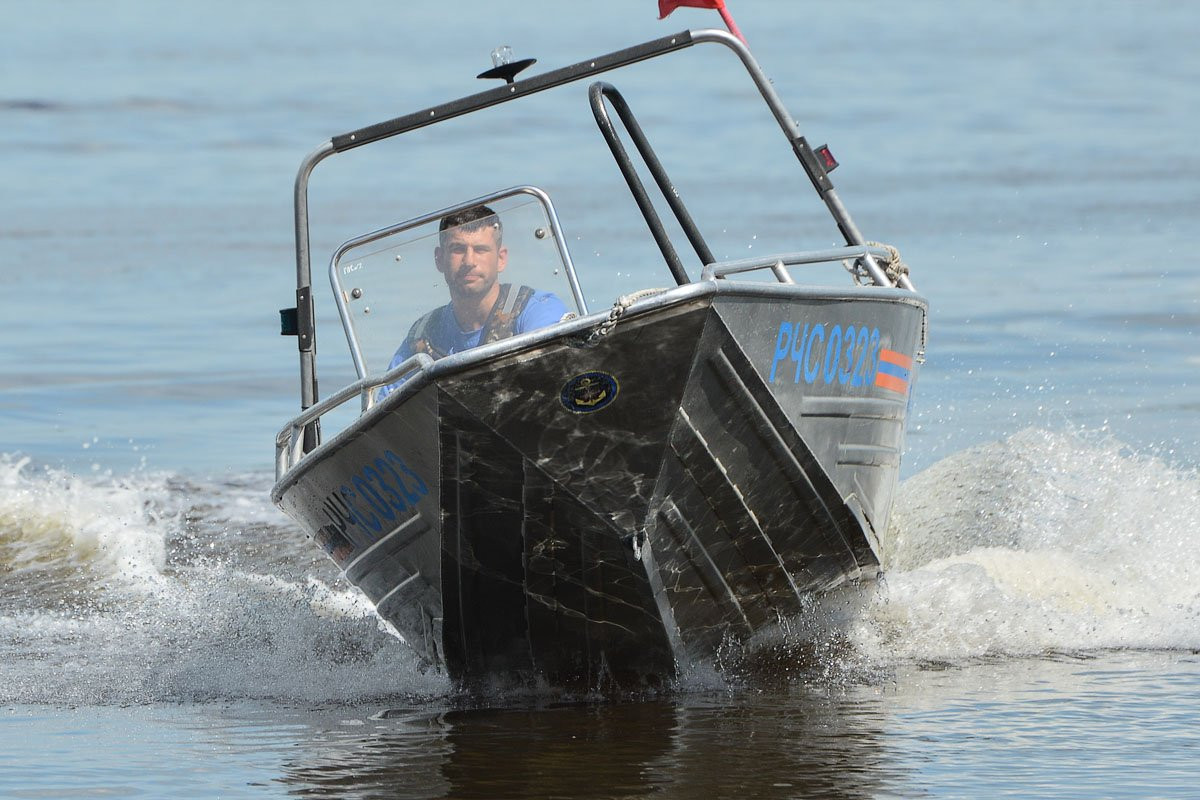 Дальневосточные спасатели соревнуются в гонках на катерах. Фоторепортаж с места событий