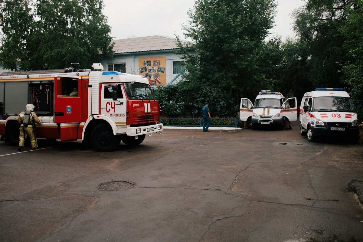 Спасатели репетировали тушение пожара в благовещенской школе (24 фото)