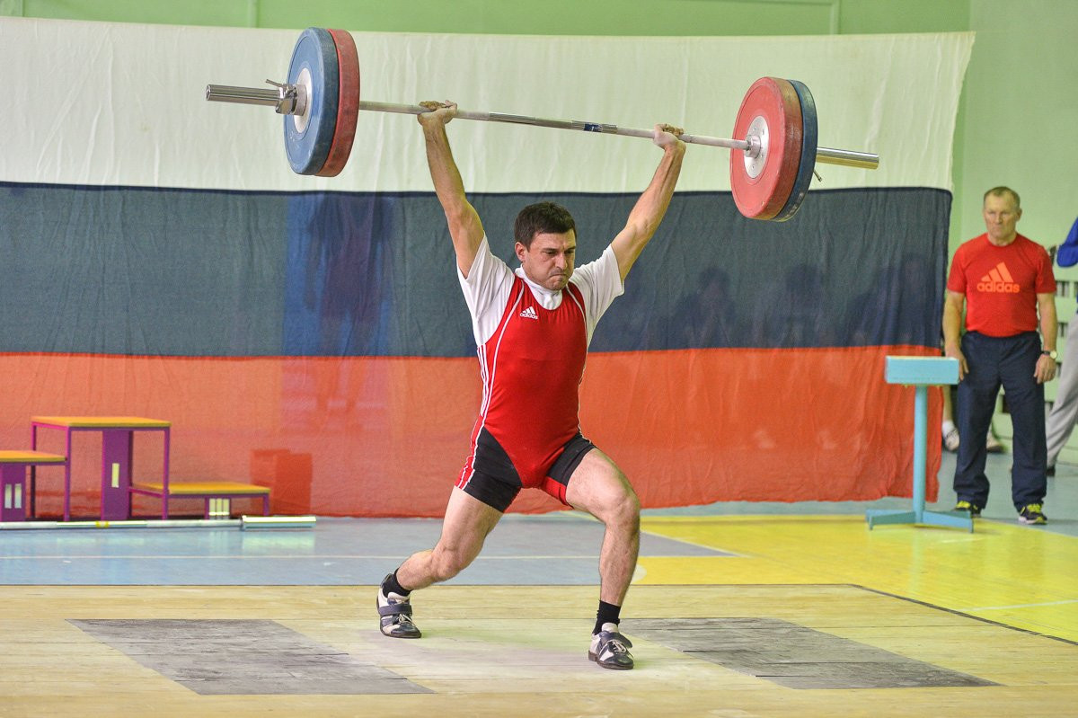 Тяжелоатлеты Дальнего Востока борются за победу в чемпионате. Фоторепортаж