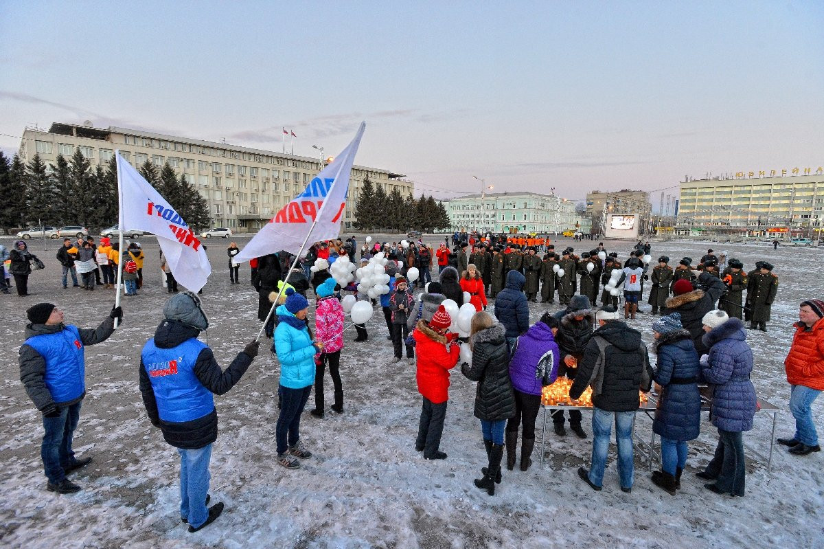 В память о жертвах ДТП в Благовещенске зажгли свечи. Фоторепортаж