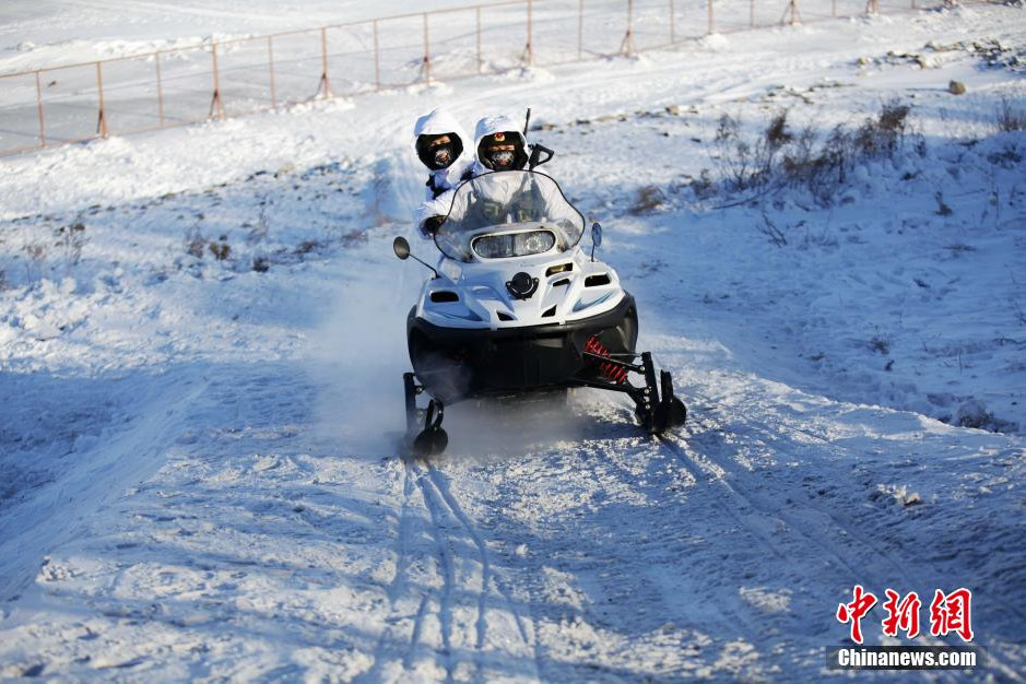 Пограничники китайского Хэйхэ едят лед для утоления жажды и тренируются при минус 35. Фоторепортаж