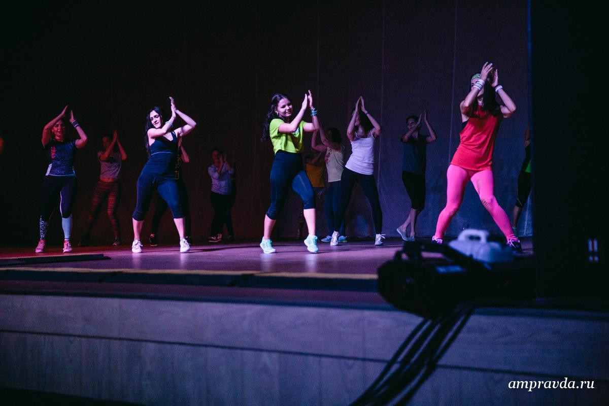 Зумбу в «Островах» одновременно станцевали несколько десятков человек. 28 фото