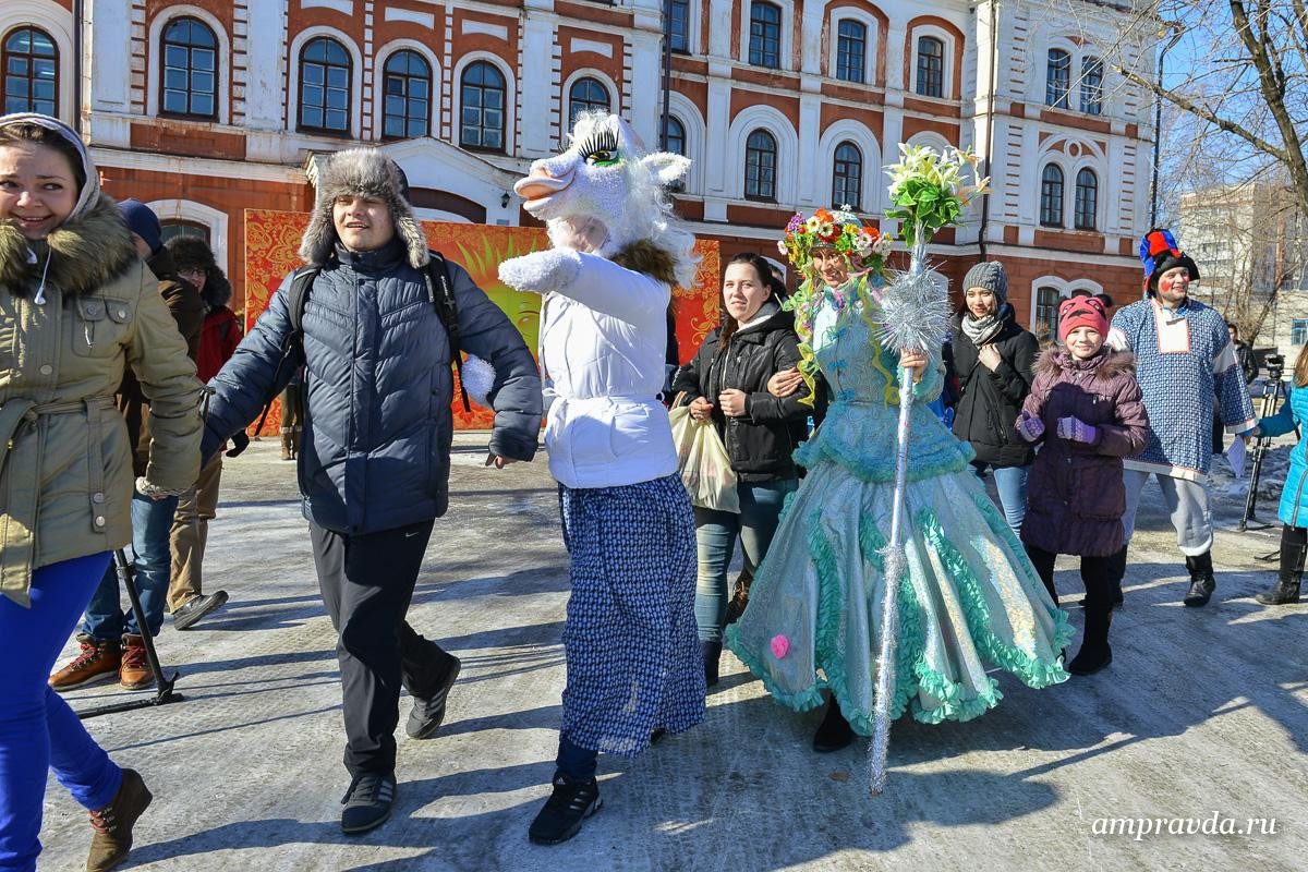 Амурские студенты сегодня проводили зиму и встретили весну (16 фото)
