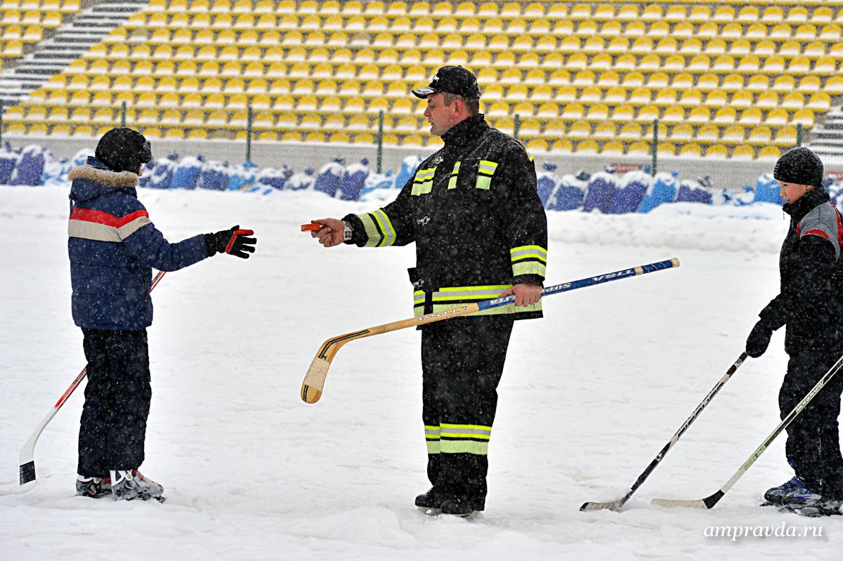 Противопожарный флешмоб на коньках прошел в амурской столице. Фоторепортаж
