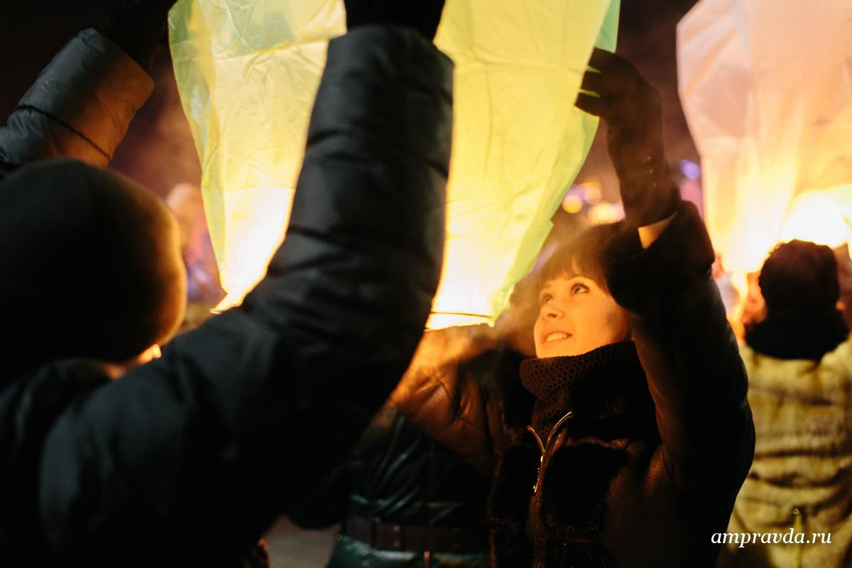 Съемочная группа «Поедем, поедим!» устроила в Благовещенске флешмоб фонарей