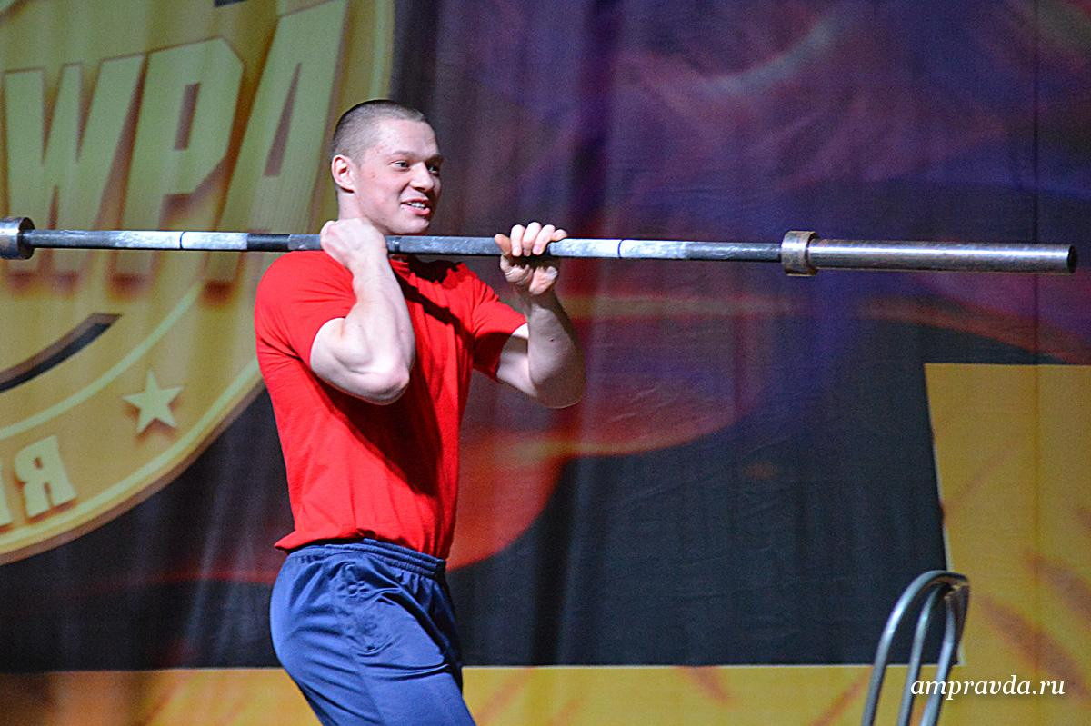 На Кубке России по пауэрлифтингу женщин поздравили блинами от штанги. Фоторепортаж