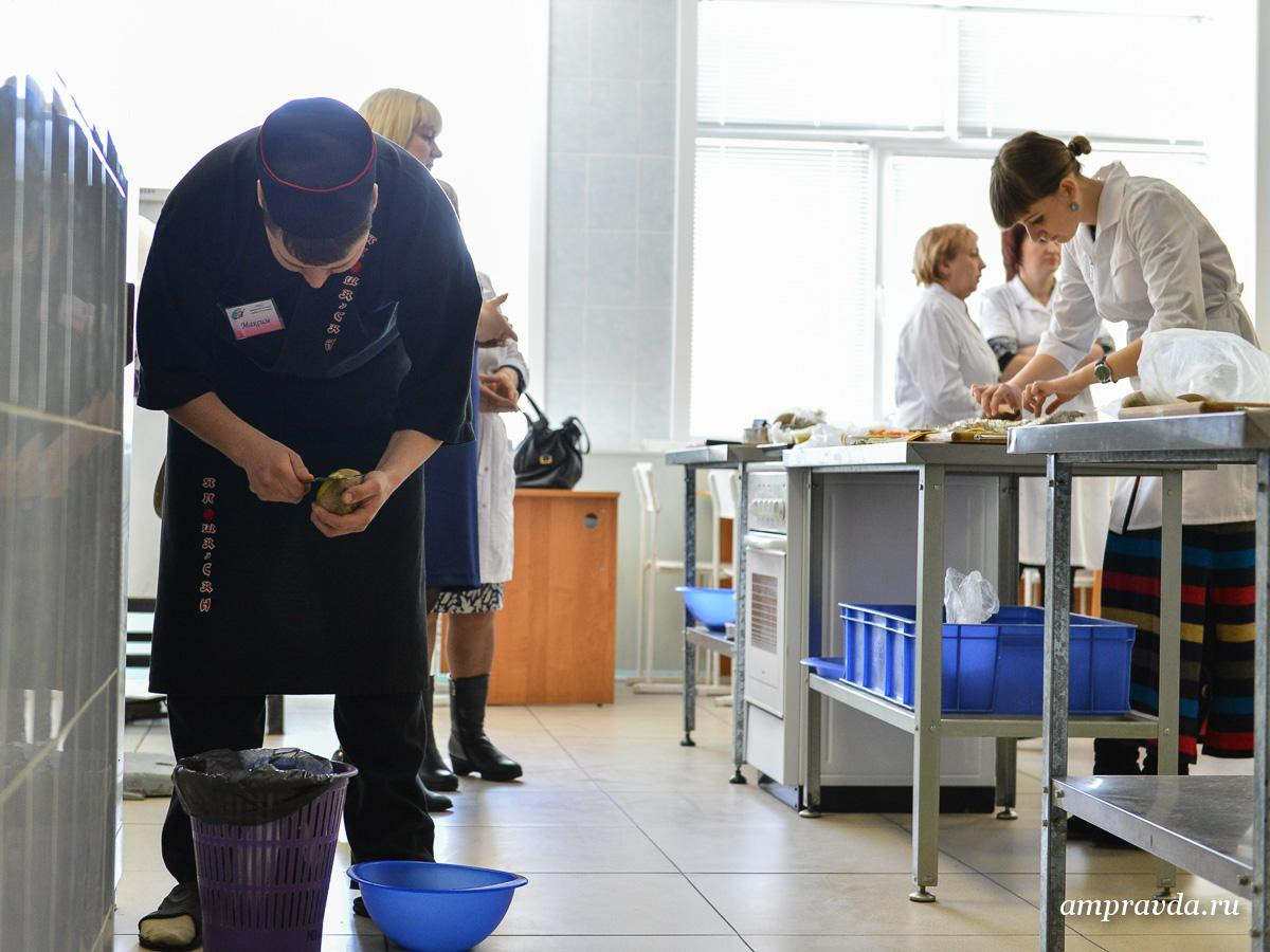 Студенческий кулинарный поединок в Благовещенске посвятили здоровому питанию. Фоторепортаж