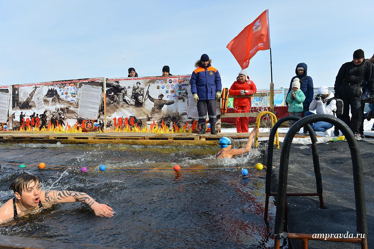 «Железные люди» плавали в Зее и бегали по набережной Благовещенска. 24 фото