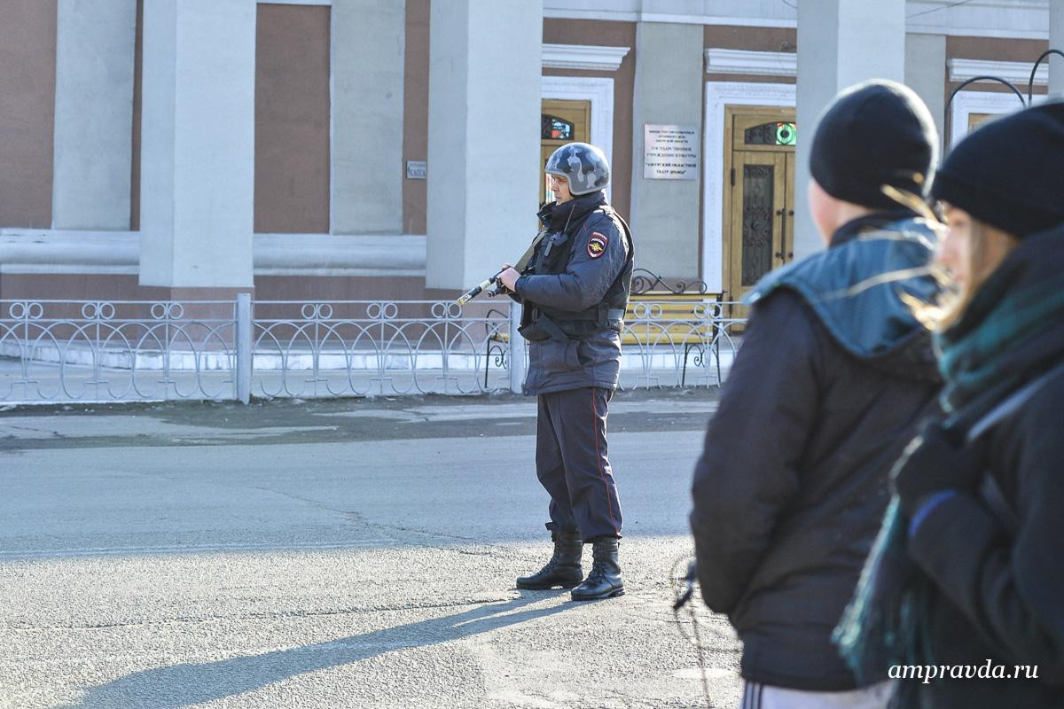 Во время спектакля в амурский драмтеатр ворвались вооруженные люди. Фоторепортаж с учений ФСБ