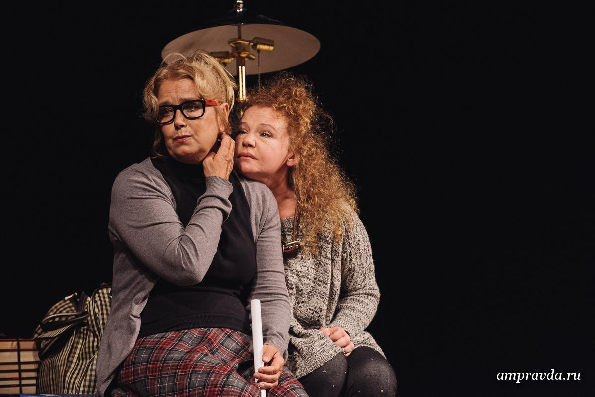 Фото на черном фоне. 16 снимков со спектаклей ко Дню театра