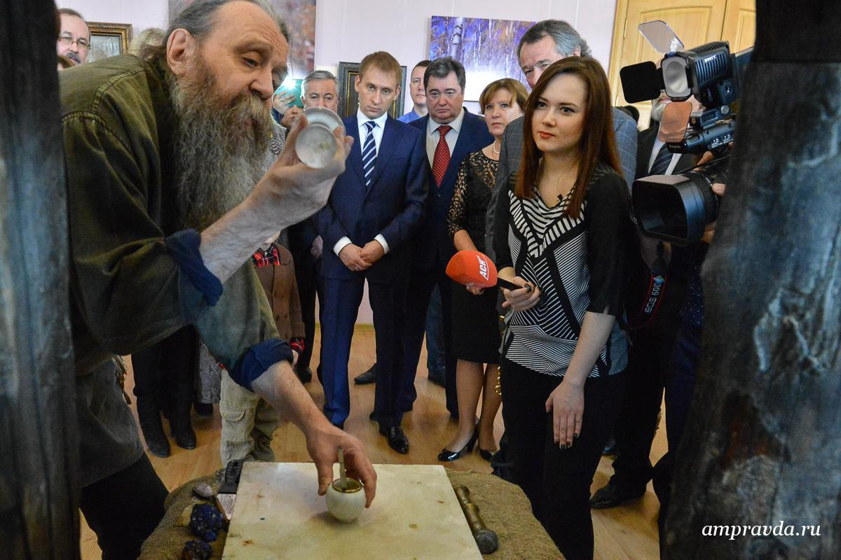 На пасхальной выставке Александр Козлов принял участие в мастер-классе по созданию краски для икон