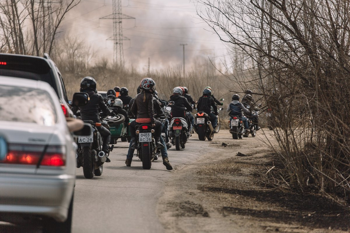 Амурские байкеры перетягивали канат и поедали на скорость сардельки. 24 фото
