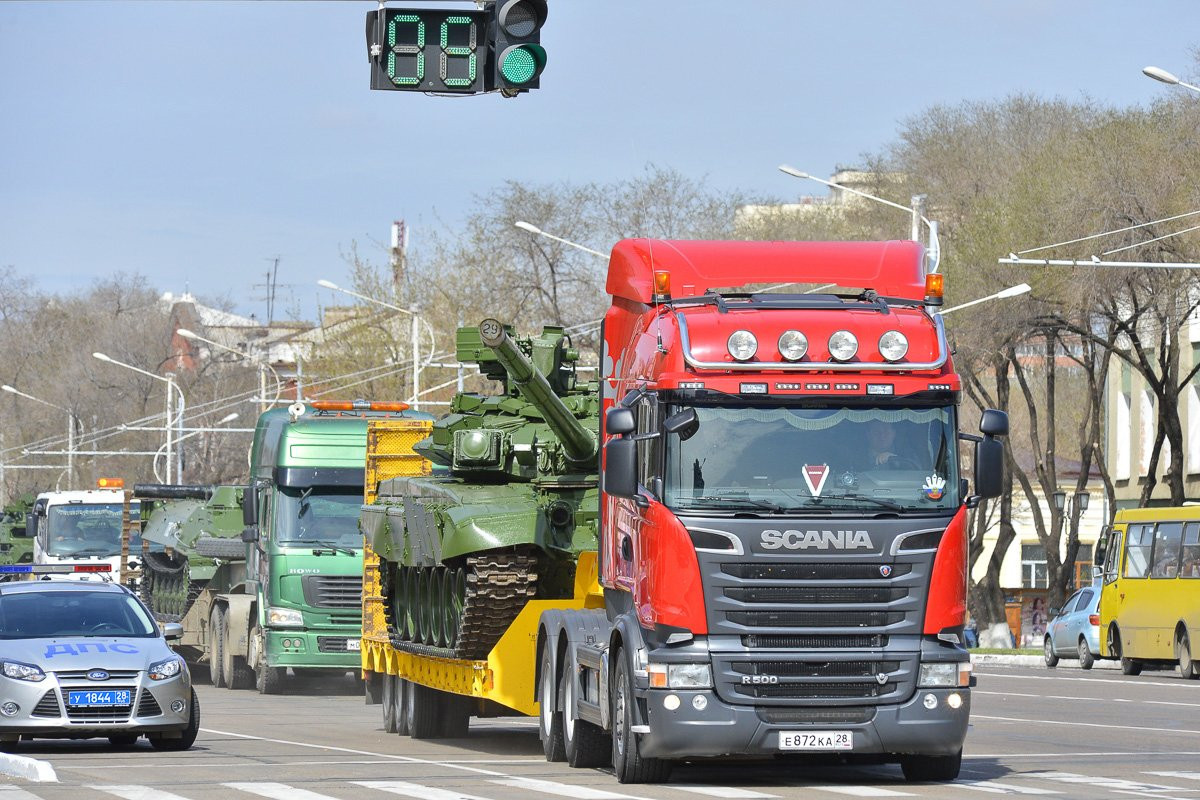 В центр Благовещенска выехали танки, БМП и бронетранспортеры