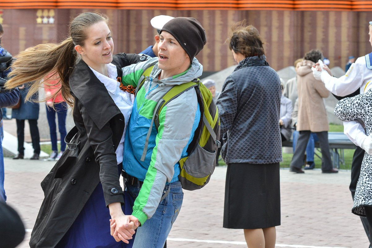 В Благовещенске на площади Победы устроили танцы и фейерверк. Фото