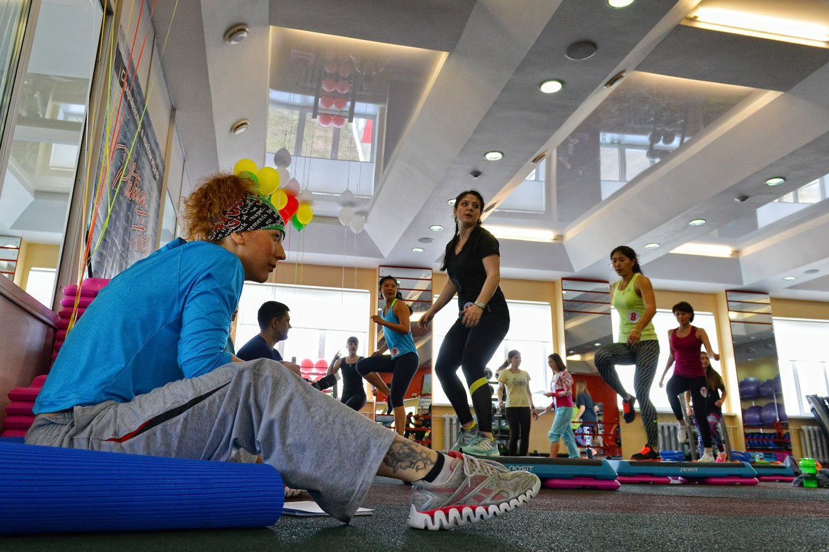 Степ по кругу и в петлю: фоторепортаж с четырехчасового фитнес-марафона