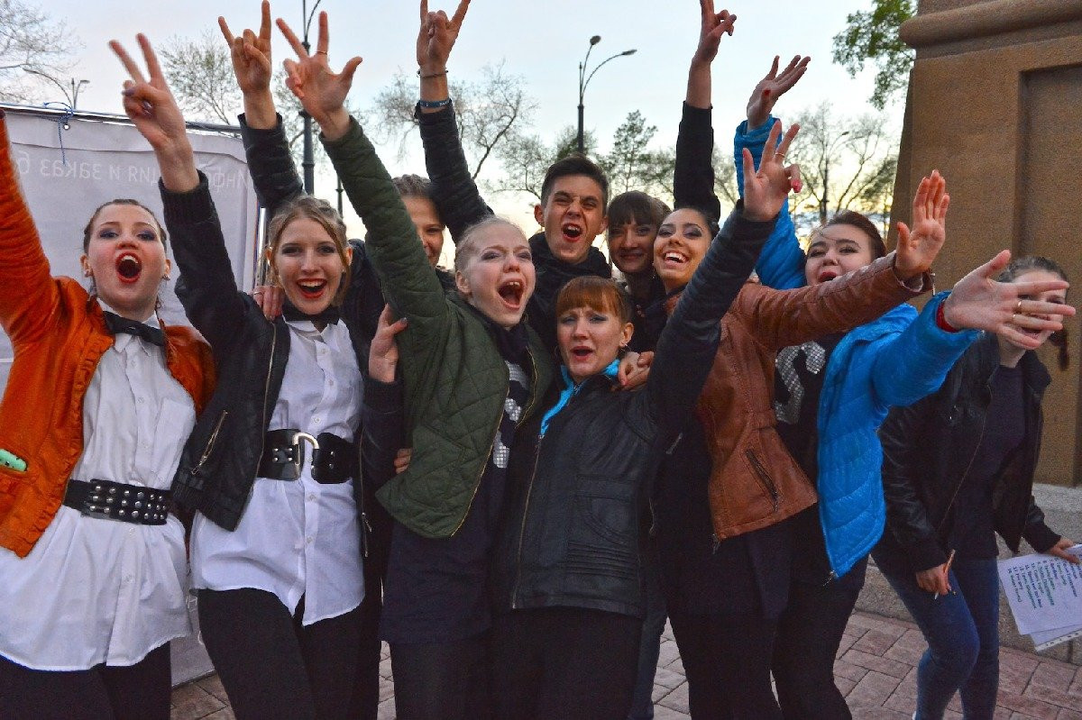 На набережной Амура выступили уличные танцоры, битбоксеры, диджеи и файерщики (фото)