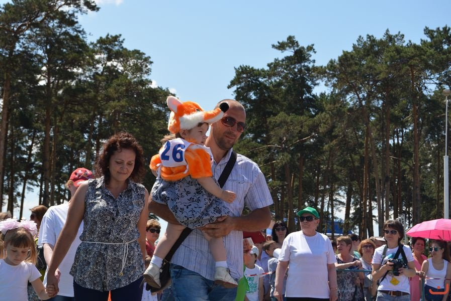 На первой гонке «ползунков» малышню к финишу заманивали игрушками и ягодами. Фоторепортаж