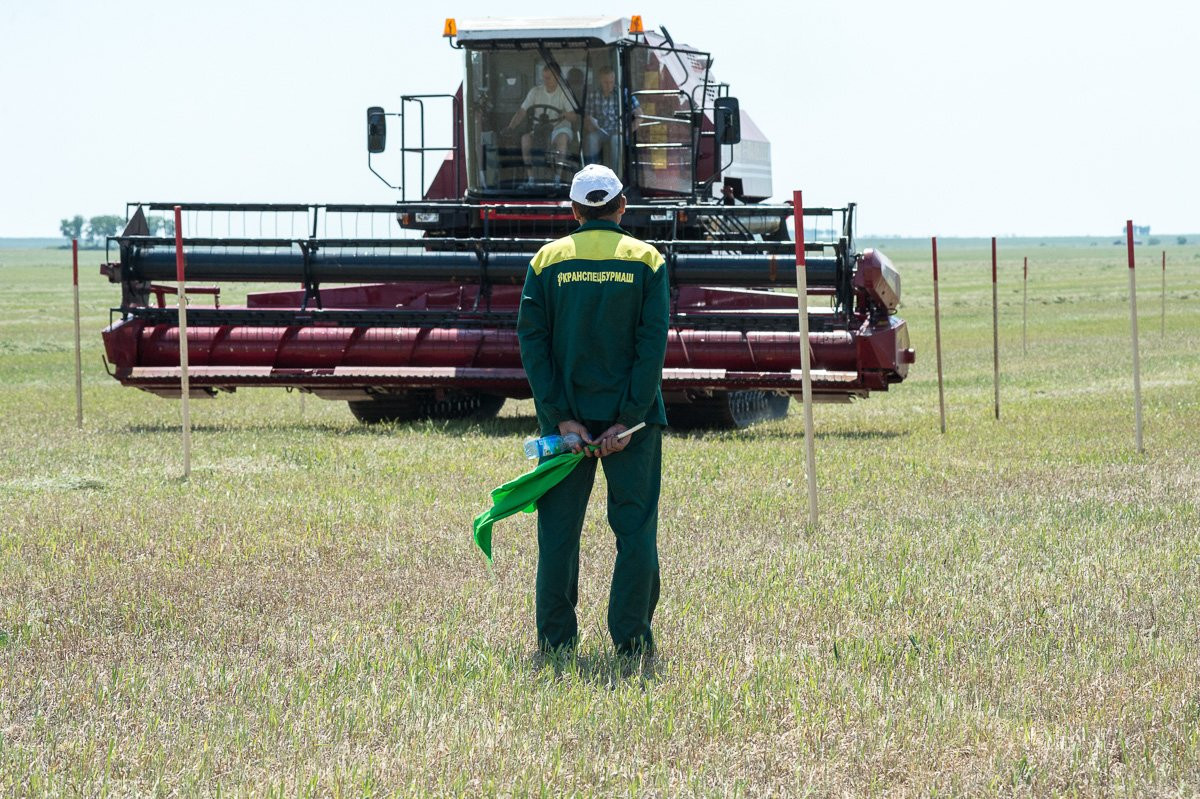 Механизаторы Приамурья продемонстрировали фигурное вождение (12 фото)