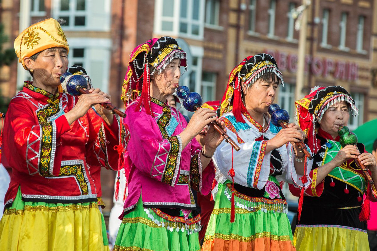 Пенсионеры России и Китая станцевали на набережной Благовещенска