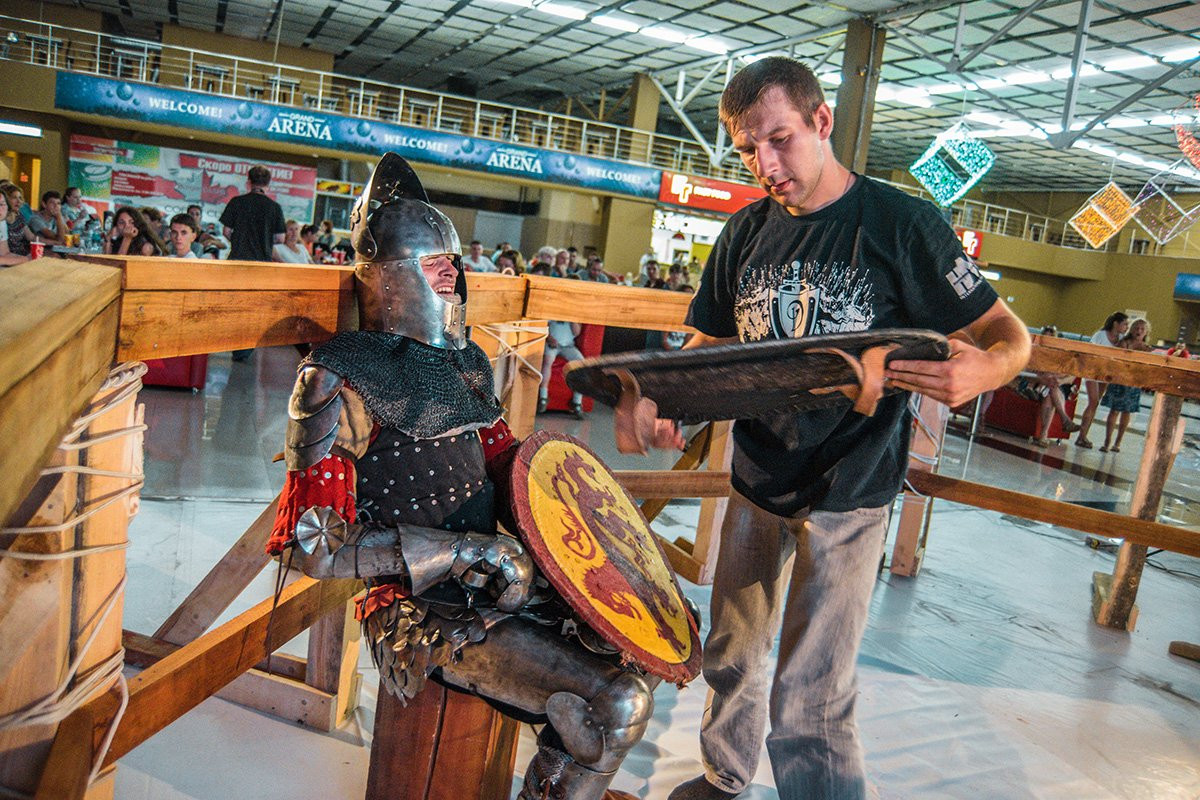 Рыцари в доспехах устроили бои в ТРЦ «Острова»
