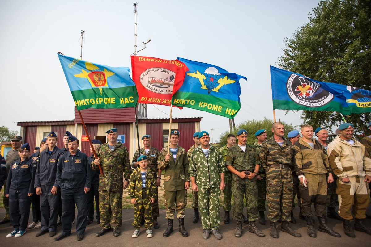 Небо, парашюты и десантники — в Тамбовке отпраздновали День ВДВ. Фоторепортаж