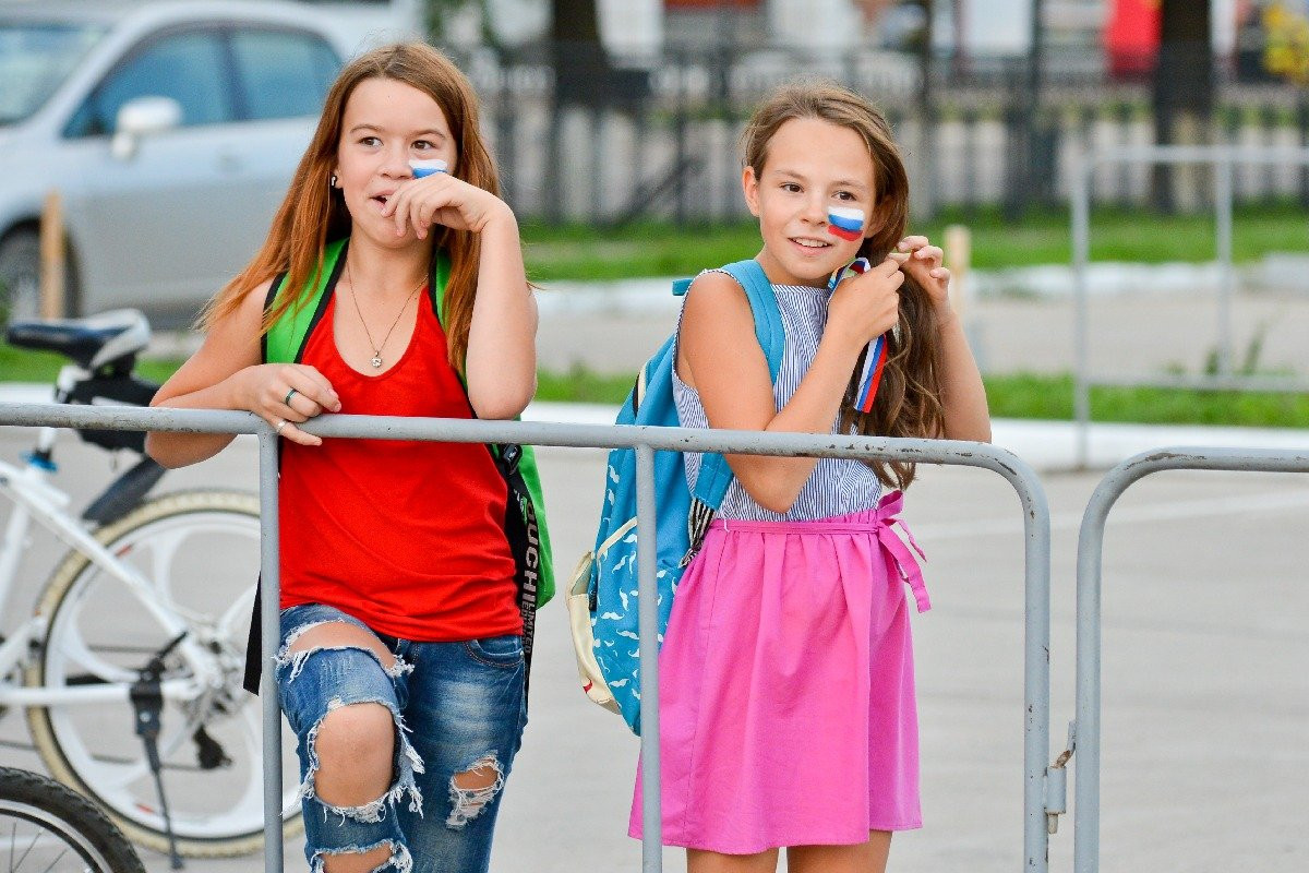 В День флага в Благовещенске пели, плясали и махали шашками. Фоторепортаж