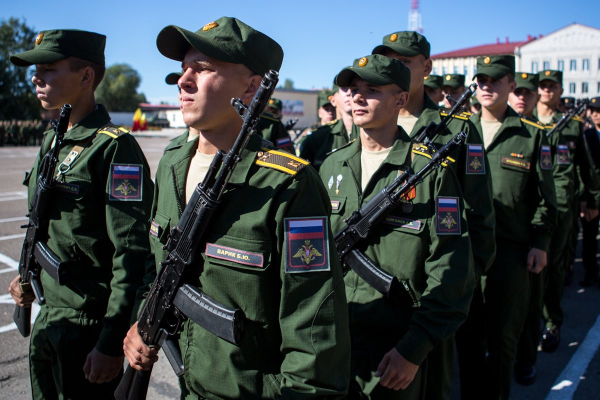 Первокурсники ДВОКУ приняли присягу. Фоторепортаж