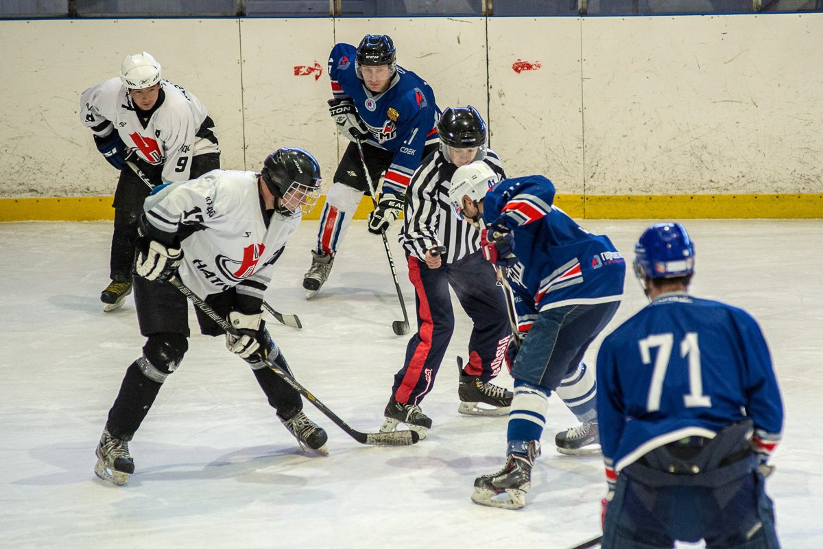 Александр Козлов сыграл в первом хоккейном матче сезона