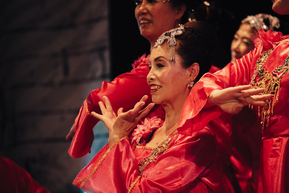 Китайские бабушки и дедушки спели для благовещенцев и устроили показ мод. Фото