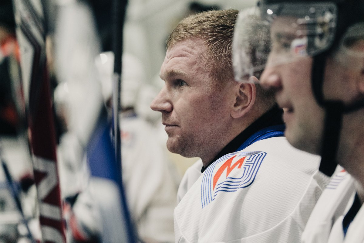 Команда «Темп» с участием губернатора выиграла первый хоккейный матч сезона