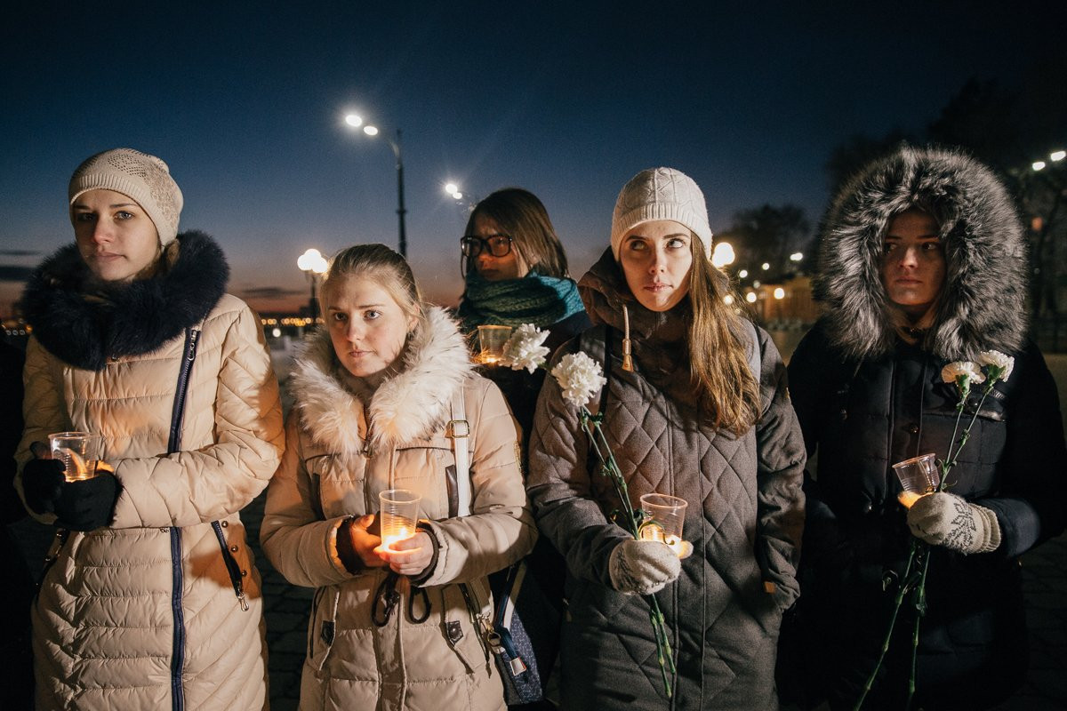 Благовещенцы зажгли свечи в память жертв терактов. Фото