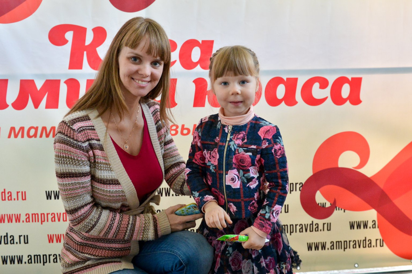 На конкурсе «Коса — мамина краса» устроили фотосессию в париках