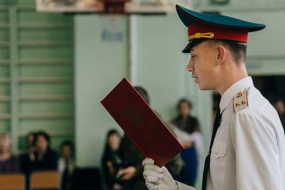 В лицее Благовещенска школьников посвятили в кадеты ДВОКУ. Фото