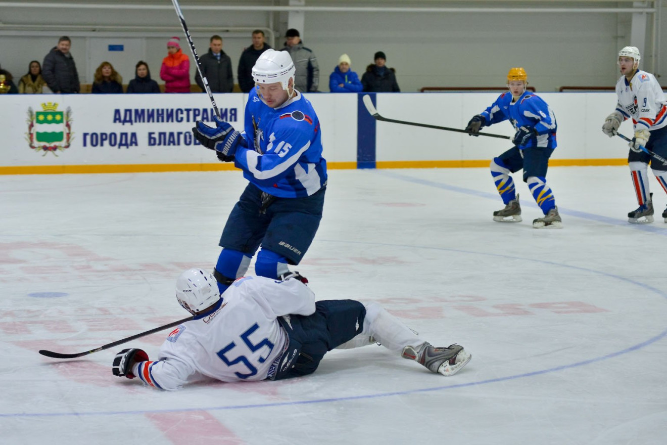 Ледовые дружины сразились за кубок на новом крытом катке в Благовещенске. Фоторепортаж
