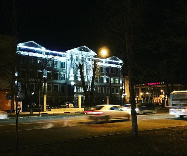 Инстаобзор АП: шоу синих рук, селфи с черным Дедом Морозом и ночной Благовещенск