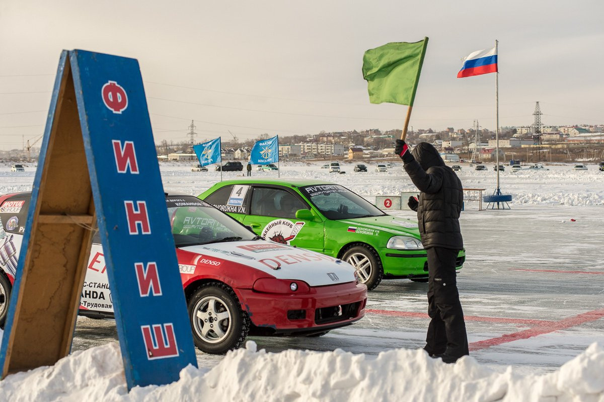 В Благовещенске начался чемпионат области по автомобильным ледовым гонкам (44 фото)