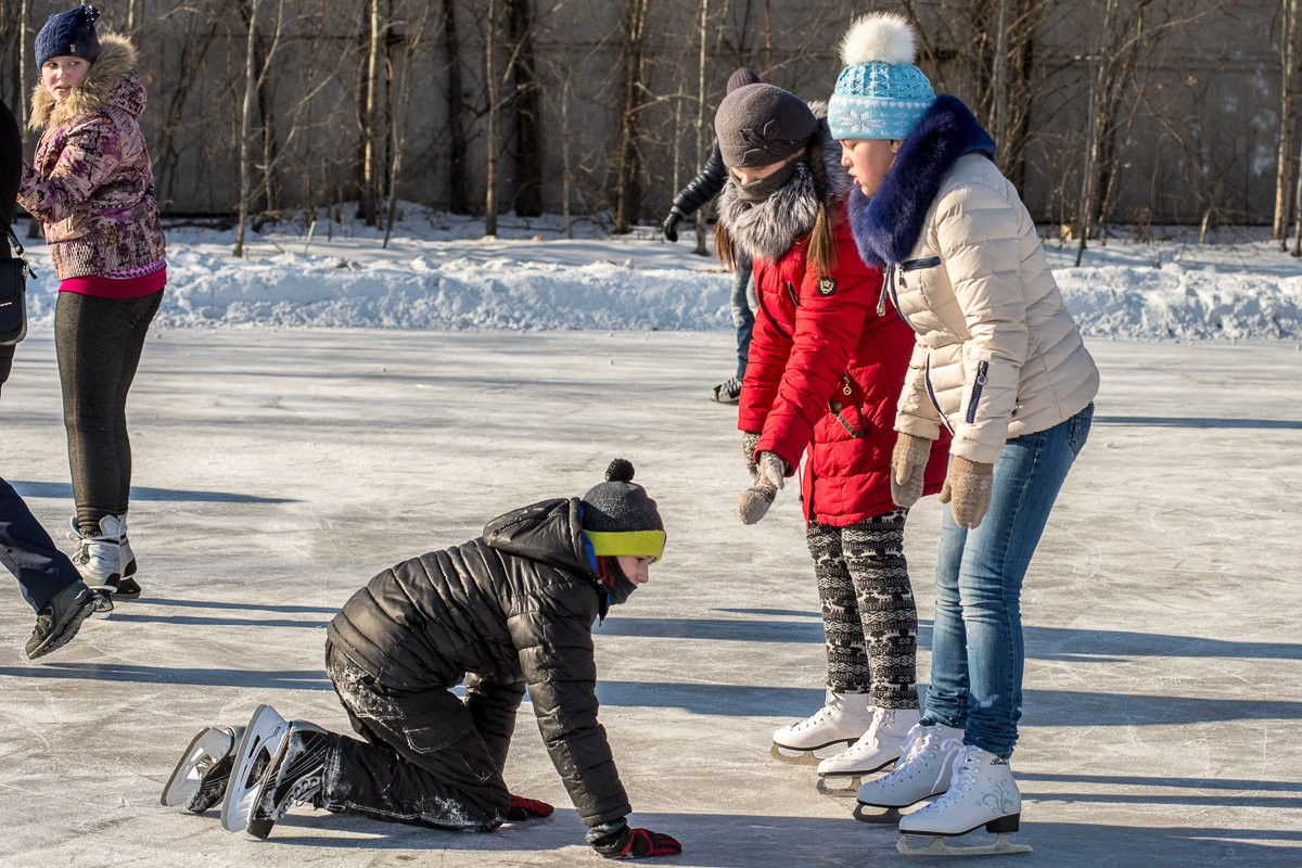 Благовещенцы встретили День зимних видов спорта коньковой эстафетой. Фоторепортаж