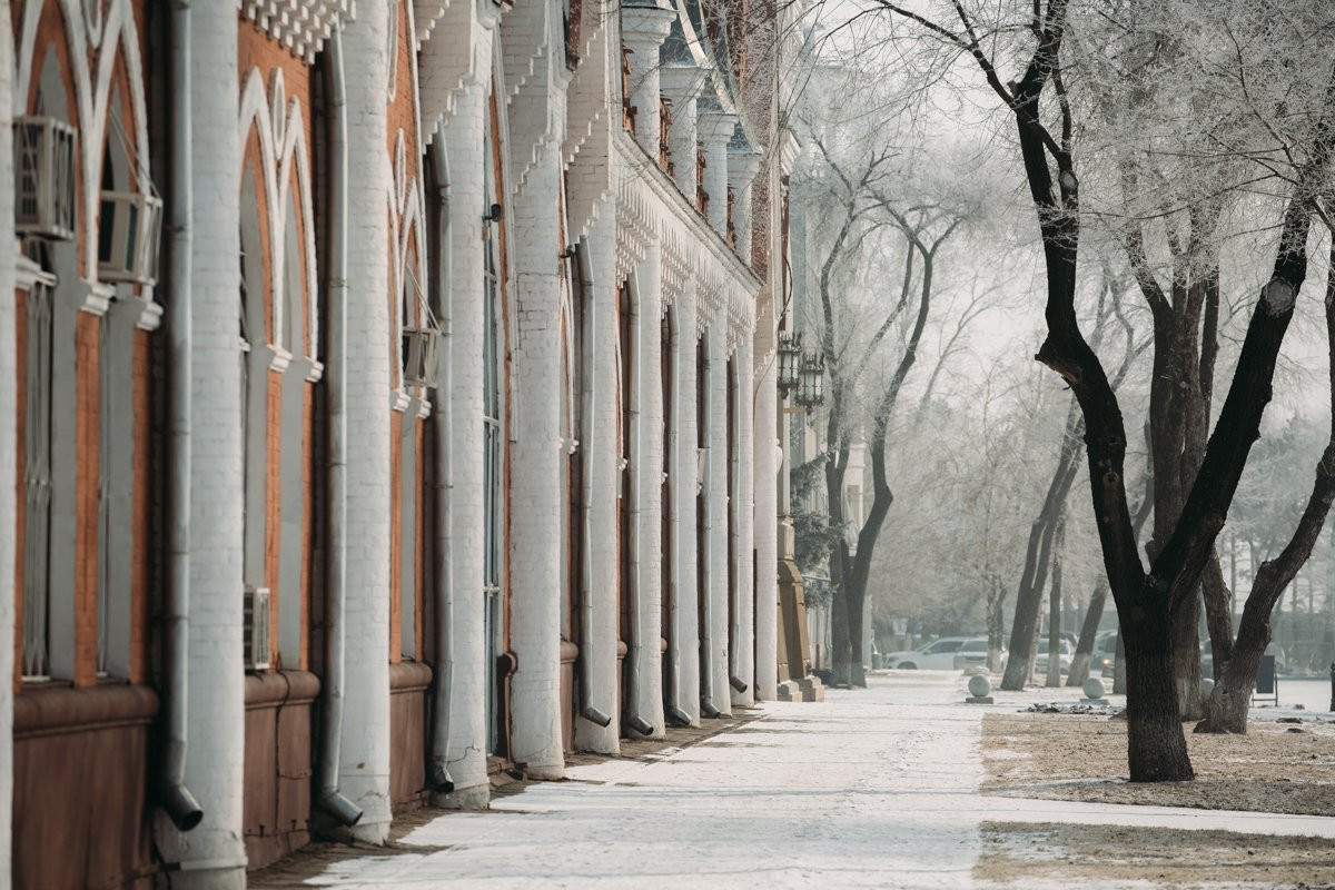 Амурский март: фоторепортаж с заснеженных улиц весеннего Благовещенска