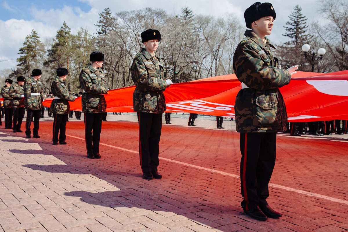 В Благовещенск привезли 200-метровое Знамя Победы (фото)