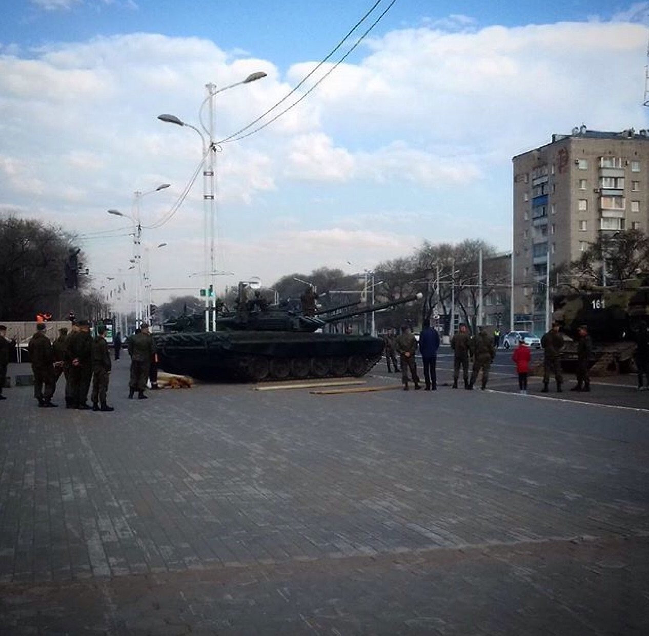 Инстаобзор АП: военные-няни, патриотичный торт и собачий курорт