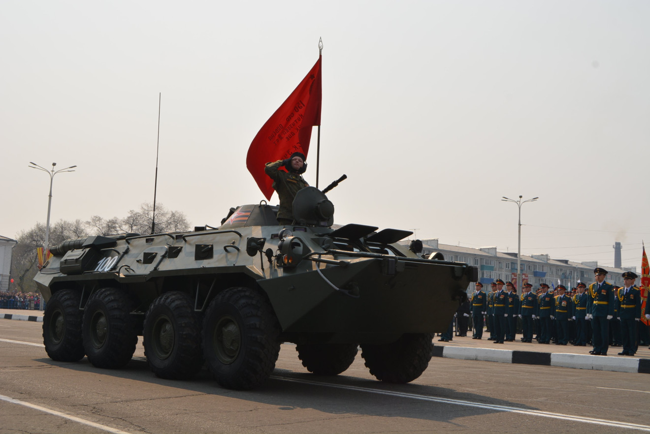 По Белогорску в День Победы прошли боевые машины и «Бессмертный полк». Фоторепортаж