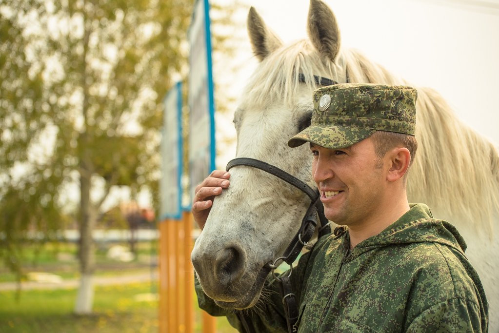 Кони, собаки и гранатометы: пограничники провели для детей села Николаевка урок мужества