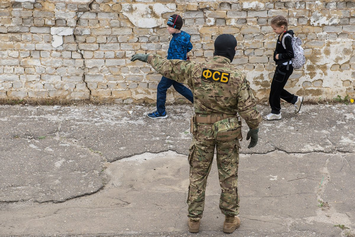 Юные чекисты: ФСБ одела благовещенских школьников в каски и бронежилеты (32 фото)