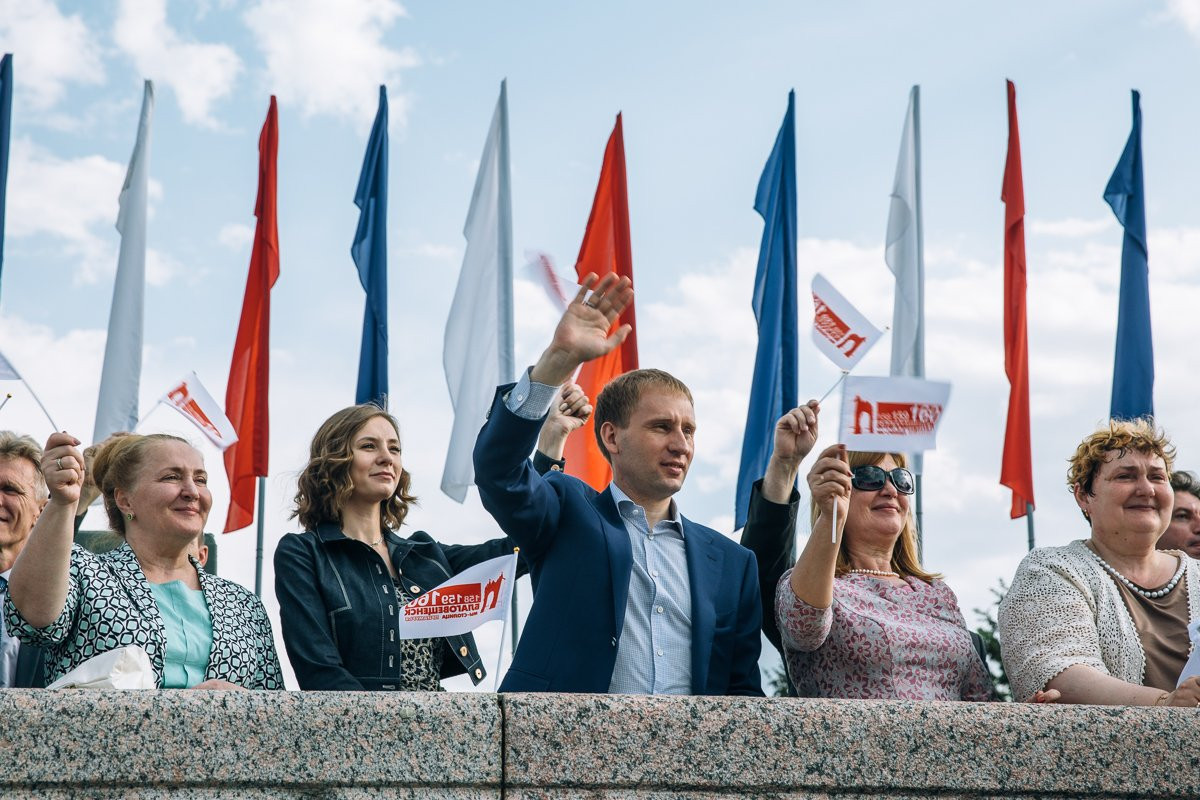 На коне и в галифе: Благовещенску исполнилось 160 лет