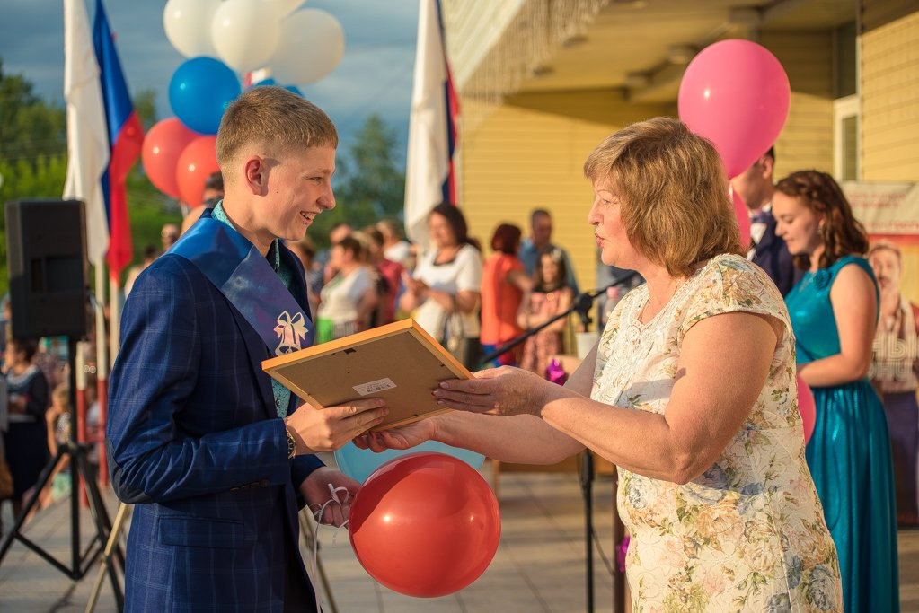 Шимановские выпускники мечтают о космосе: фоторепортаж с выпускного вечера