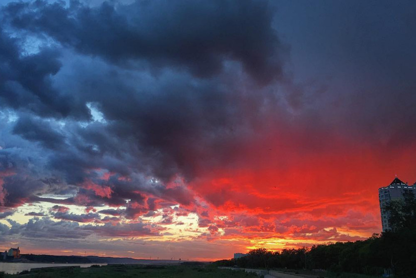 Небо как на картине: перед дождем благовещенцы запечатлели розово-багряный закат. Фотообзор